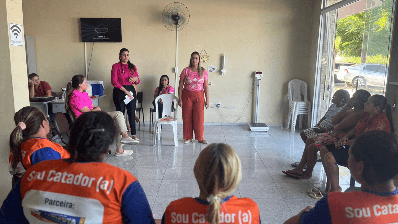 Mulheres que trabalham na limpeza pública de Varjota e com coleta de materiais recicláveis participam de ação alusiva ao Outubro Rosa